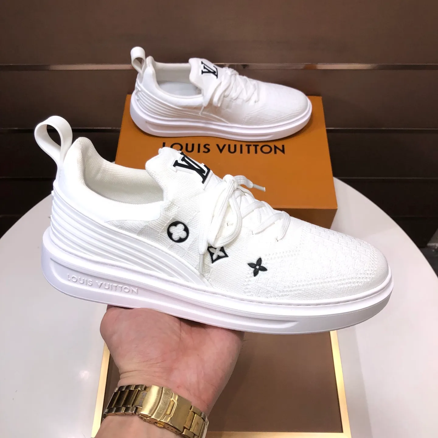 Men's men's shoes 💰640💰Original development, quality shipping, welcome to compare - LV sneaker series sports shoes introduce the loose silhouette of the ready-to-wear series into the spring and summer men's wear shows and make an eye-catching appearance. The cow leather upper is combined with rough fabric laces, and colorful beading highlights the brand's classic elements. LV letters mark the tongue and Monogram floral outsole. Mixed materials Made of top-grain cowhide, thick shoelace design, large Monogram print on the side, mesh lining and cotton feet, the comfort is as extreme as ever, premium heritage, quality first, worth owning! Size: Men’s 38-45 (45 is custom-made and cannot be returned or exchanged)